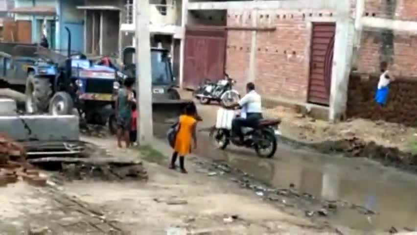 बिहार: पब्लिक ऐप के खबर का हुआ असर, बनौलिया मोहल्ला में नगर निगम द्वारा पानी की निकासी का कार्य हुआ शुरू