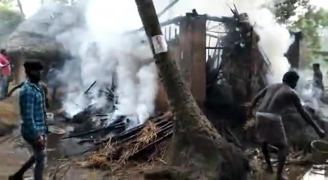 ଧୁଷୁରୀ: ଧୁଷୁରି ନିକଟସ୍ଥ ସାଆଁଳପୁର ଗ୍ରାମର ଭାଗିରଥି ଜେନାଙ୍କ ଘରେ ନିଆଁ ଲାଗି ୪ ଛେଳି ଜୀବନ୍ତ ଦଗ୍ଧ