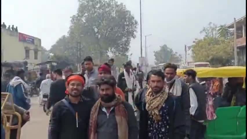 करौली: बरखेड़ा नदी पुल के पास ट्रैक्टर से टेम्पो चालक की कुचलकर हत्या करने के मामले में लोगों ने हाथीघटा के निकट लगाया जाम