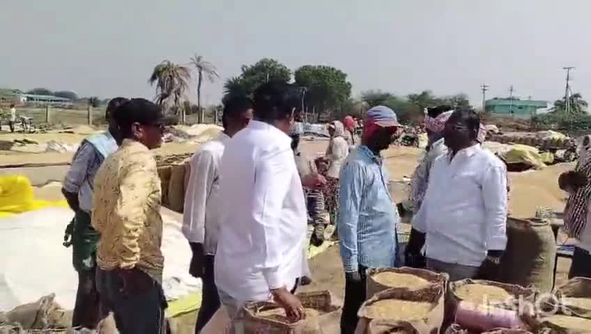 హసన్​పర్తి: వంగపహాడ్ లో ధాన్యం కొనుగోలు సెంటర్ ను పరిశీలించిన మాజీ మంత్రి, రైతులను ఆదుకోవాలని డిమాండ్ - Hasanparthy News